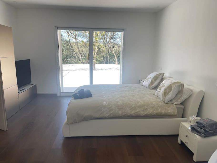 Brand New Villa With Fully Intergrated Air Conditioning & Private Pool, Overlooking Forest Sardan 外观 照片