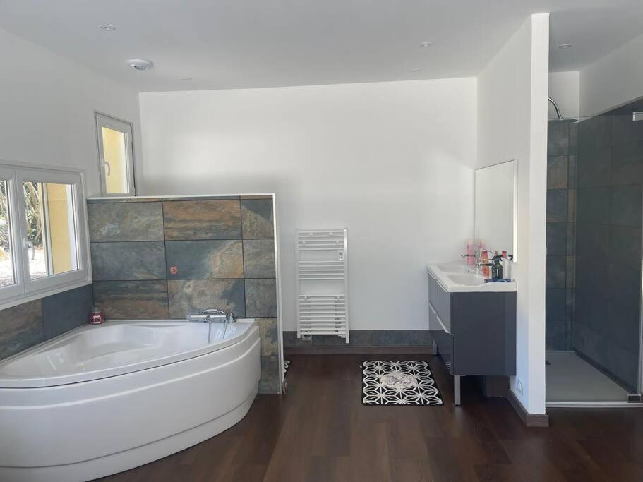 Brand New Villa With Fully Intergrated Air Conditioning & Private Pool, Overlooking Forest Sardan 外观 照片