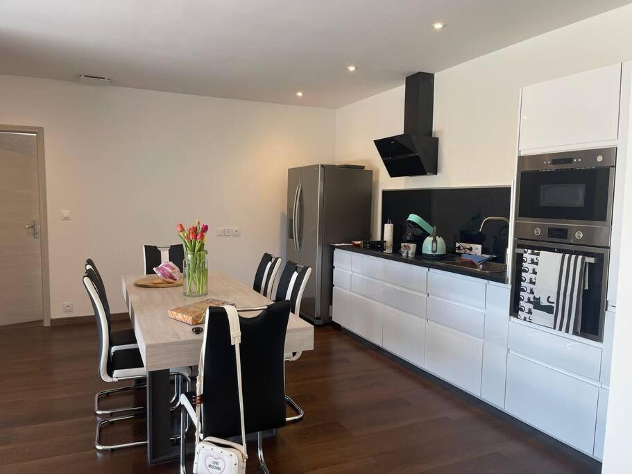 Brand New Villa With Fully Intergrated Air Conditioning & Private Pool, Overlooking Forest Sardan 外观 照片