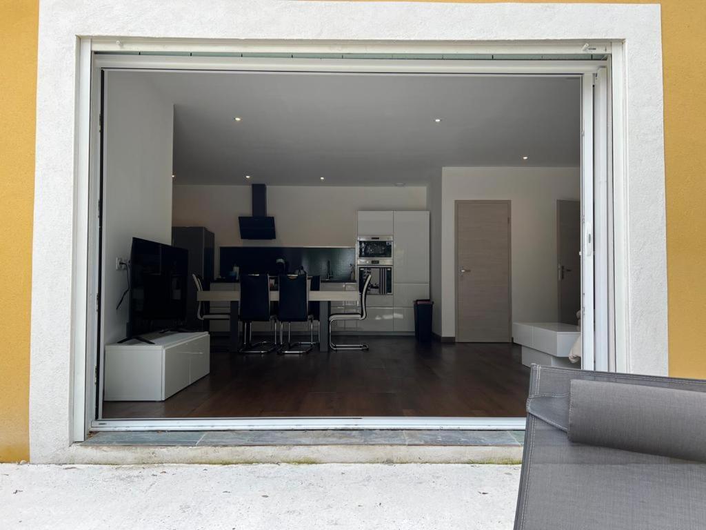 Brand New Villa With Fully Intergrated Air Conditioning & Private Pool, Overlooking Forest Sardan 外观 照片